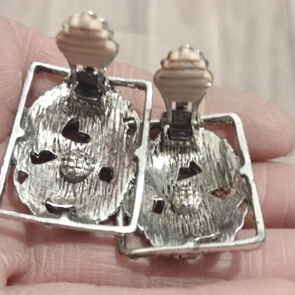 VINTAGE 60s SARAH COVENTRY SILVER-TONE LARGE SQUARE FLORAL CLIP-ON 1.3" EARRINGS - Picture 3 of 9